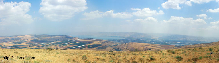 Вид на озеро Кинерет и прилегающие заповедники.